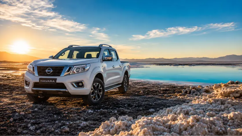 Nissan Navara Double Cab Djibouti — pick-up blanc nacré sur terrain volcanique au bord du Lac Assal avec conducteur djiboutien