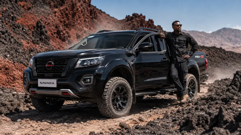 Nissan Navara PRO-4X à Djibouti sur piste basaltique volcanique, pick-up ultime tout-terrain amortisseurs Bilstein ACRIES