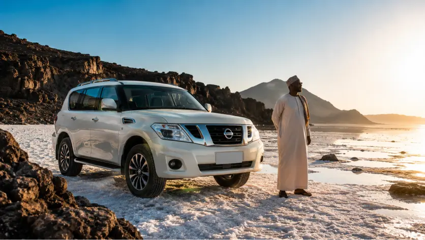 Meilleur SUV à Djibouti — Nissan Patrol blanc sur les rives du Lac Assal, paysage volcanique djiboutien